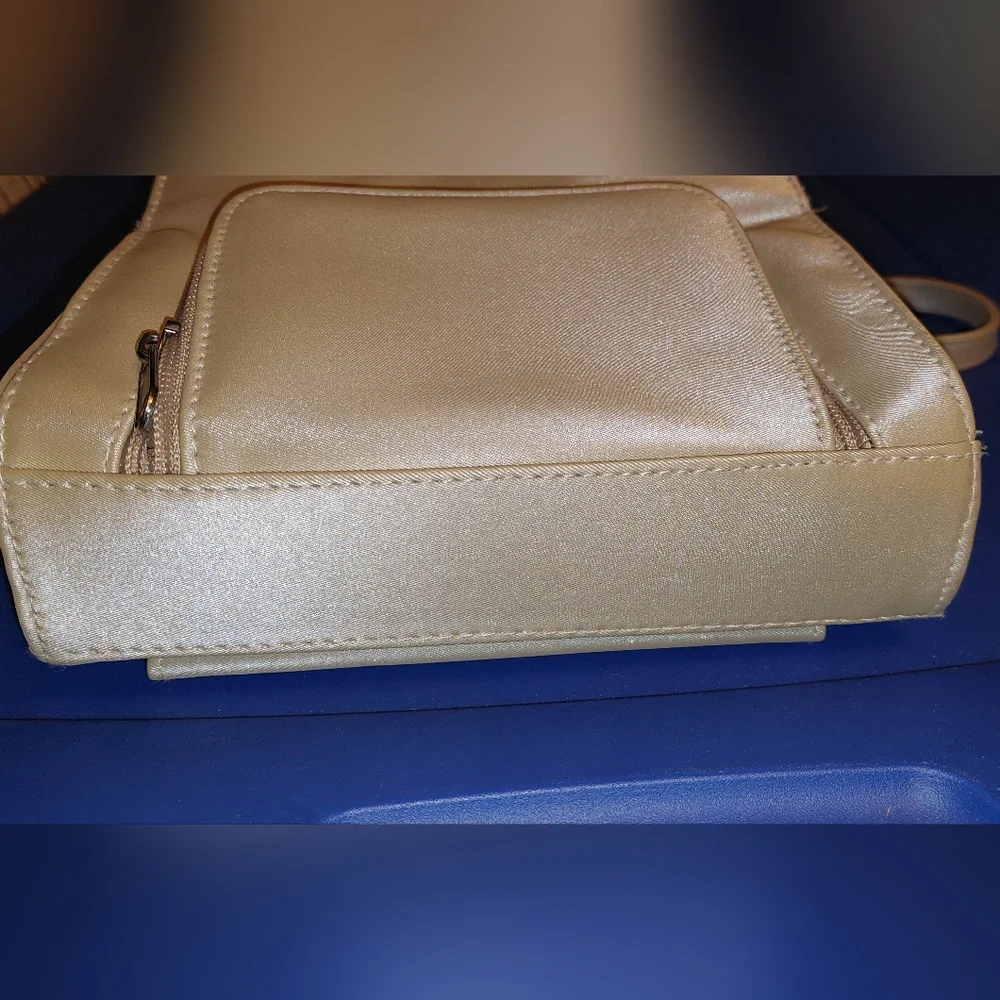 SOLD-Small crossbody bag. Lots of compartments, smoke free home - Picture 10 of 12